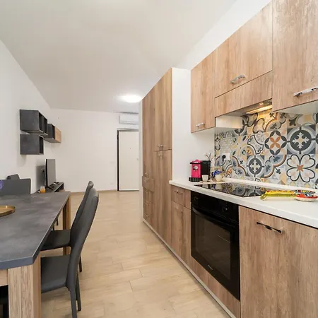 Apartment Hestia Luxury Garden -jacuzzi Near