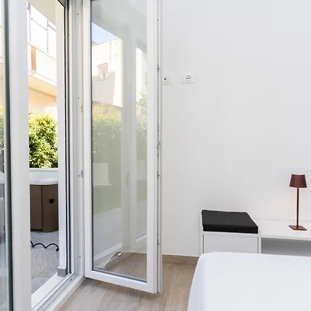 Apartment Hestia Luxury Garden -jacuzzi Near *