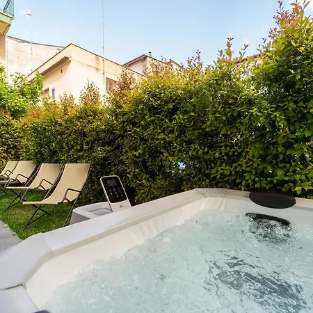 Hestia Luxury Garden -jacuzzi Near Apartment Soverato Marina