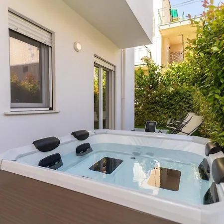 Apartment Hestia Luxury Garden -jacuzzi Near *